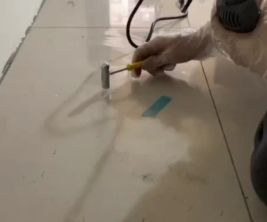 沿河瓷砖开裂维修公司专业分享瓷砖在铺贴前如果没有沥干水分，将会导致以下问题