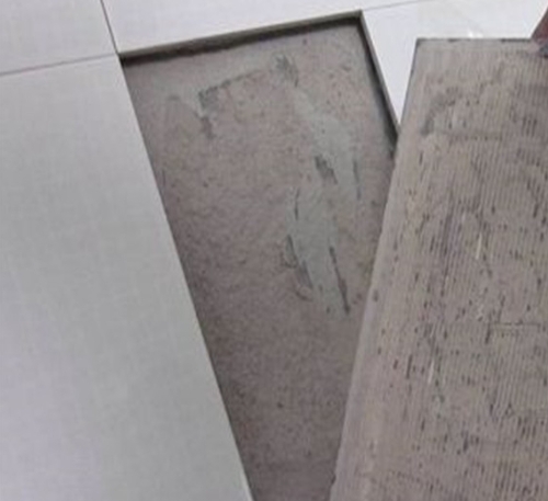 沿河瓷砖空鼓维修公司分享瓷砖铺贴时如果打浆（即涂抹在瓷砖背面和基层上的砂浆或瓷砖胶）过少，会带来以下问题